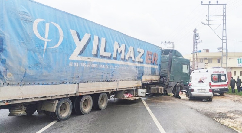 Şerit değiştiren tır, otomobile çarptı
