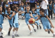 Sertifika verilen çocuklara birer basketbol topu hediye edildi