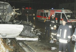 Servis aracı buzda takla attı, 20 işçi yaralandı