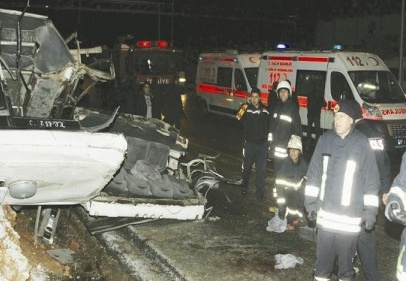 Servis aracı buzda takla attı, 20 işçi yaralandı