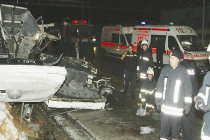 Servis aracı buzda takla attı, 20 işçi yaralandı