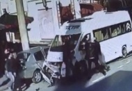 Servis sürücüsü aldığı yumruk ve tekme darbeleriyle yere yığıldı