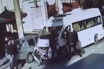 Servis sürücüsü aldığı yumruk ve tekme darbeleriyle yere yığıldı