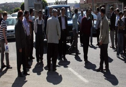Seslerini duyurmak için yolu trafiğe kapattılar