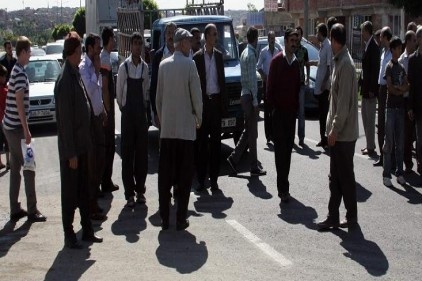 Seslerini duyurmak için yolu trafiğe kapattılar