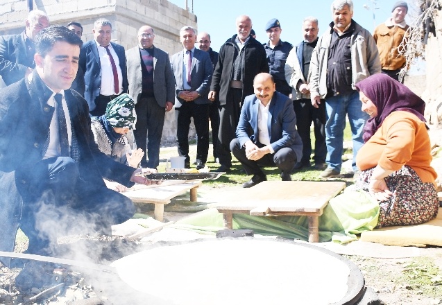 Sevgili, kadınlarla ekmek pişirdi