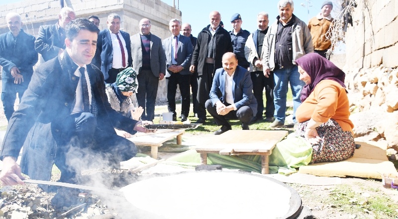 Sevgili, kadınlarla ekmek pişirdi