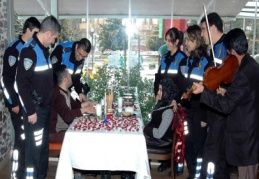 Sevgililere sürpriz sevgililer günü kutlaması