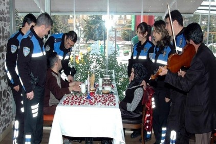 Sevgililere sürpriz sevgililer günü kutlaması
