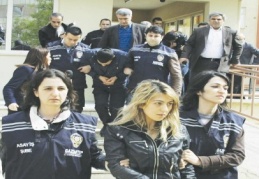 Sevgilisi ile bir olup kocasını öldürdü 