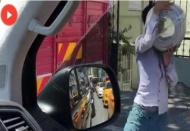 Seyir halindeki kamyonette yaşanan hırsızlık kamerada