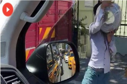 Seyir halindeki kamyonette yaşanan hırsızlık kamerada