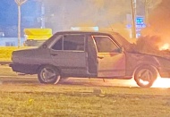Seyir halindeki otomobil alev aldı
