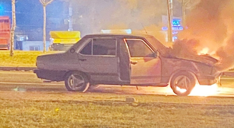 Seyir halindeki otomobil alev aldı