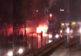 Seyir halindeki otomobil alev alev yandı, 3 kişi ölümden döndü