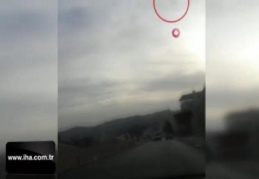 Seyir halindeki otomobilin üzerine parke taşı düştü