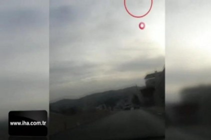 Seyir halindeki otomobilin üzerine parke taşı düştü