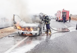 Seyir halindeki ticari araç alev aldı