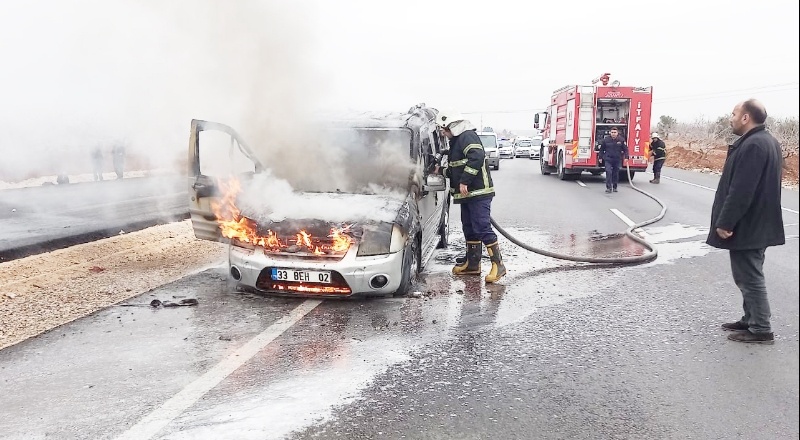 Seyir halindeki ticari araç alev aldı