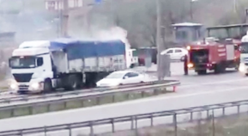 Seyir halindeki tır alev aldı