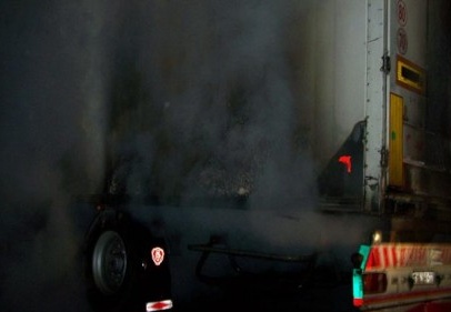 Seyir halindeki TIR’ın dorsesi alev aldı