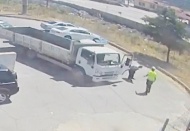 Seyir halindeyken, nefesi kesilen kamyon sürücüsünü polisler hayata döndürdü