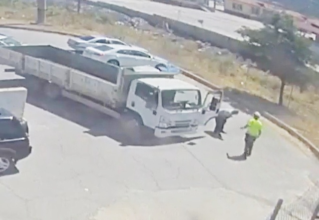 Seyir halindeyken, nefesi kesilen kamyon sürücüsünü polisler hayata döndürdü