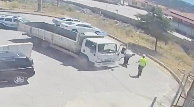 Seyir halindeyken, nefesi kesilen kamyon sürücüsünü polisler hayata döndürdü
