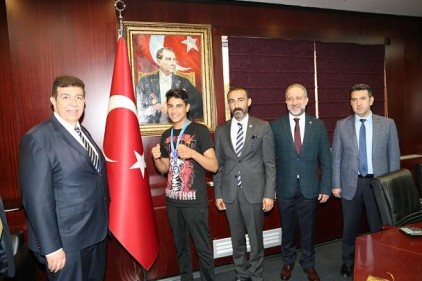 Seyit Battal Ay, başarısından dolayı ödüllendirildi