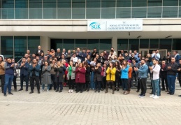 SGK çalışanları, artan iş yükünü alkışlayarak protesto etti