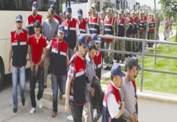 7’si asker 33 kişi gözaltında