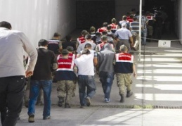 12’si kamu görevlisi toplam 77 kişi cezaevini boyladı