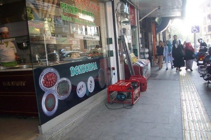 Sıcakların üstüne bir de elektrikler kesilince&#8230;