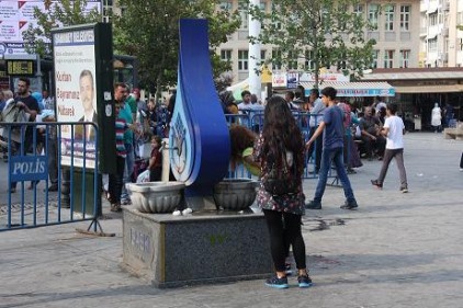 Sıcaktan bunalan vatandaş çareyi çeşmelerde buldu