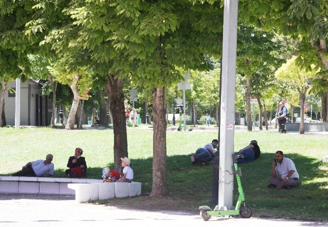 Sıcaktan bunalan vatandaş gölgelik alanlara ve çeşmelere akın etti