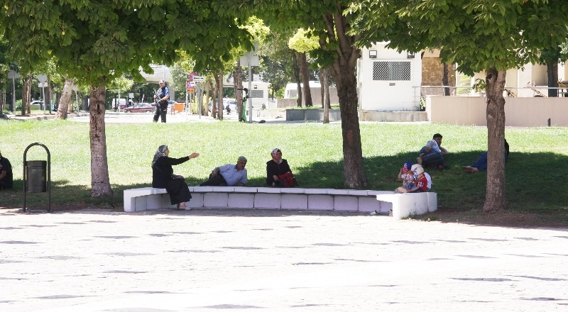 Sıcaktan bunalan vatandaş gölgelik alanlara ve çeşmelere akın etti