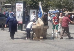 Sıcaktan bunalan vatandaş soluğu çeşme başlarında aldı