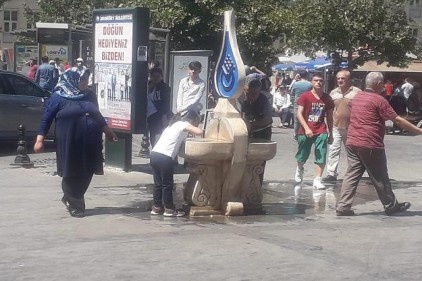 Sıcaktan bunalan vatandaş soluğu çeşme başlarında aldı