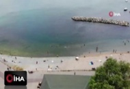 Sıcaktan bunalan vatandaşlar Caddebostan plajına akın etti
