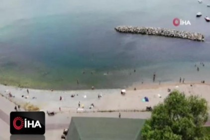 Sıcaktan bunalan vatandaşlar Caddebostan plajına akın etti