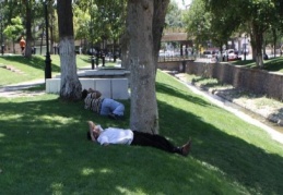 Sıcaktan bunalıp parklara akın ediyorlar
