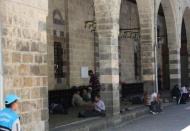 Sıcaktan korunmak isteyenler cami avlusundaki gölgeliklere sığındı