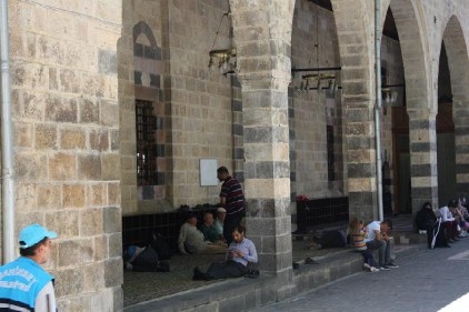 Sıcaktan korunmak isteyenler cami avlusundaki gölgeliklere sığındı