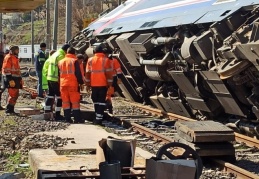 Şiddetli deprem tren vagonlarını devirdi, rayları tahrip etti