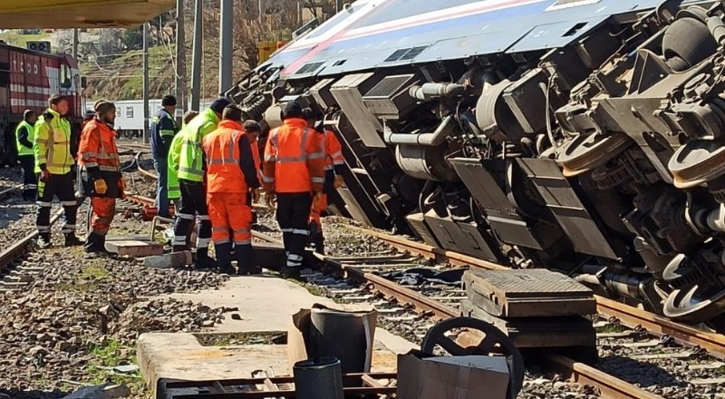 Şiddetli deprem tren vagonlarını devirdi, rayları tahrip etti