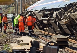Şiddetli deprem tren vagonlarını devirdi, rayları tahrip etti