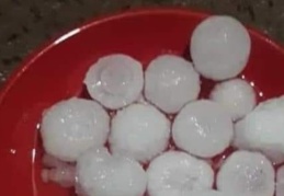 Şiddetli dolu yağışı kenti beyaza bürüdü