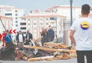 Şiddetli rüzgar çatıları uçurdu