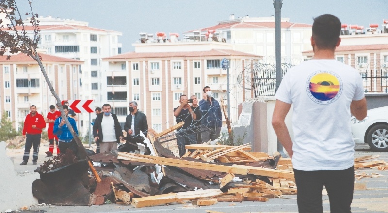 Şiddetli rüzgar çatıları uçurdu