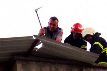 Şiddetli rüzgar çatıyı yerinden söktü